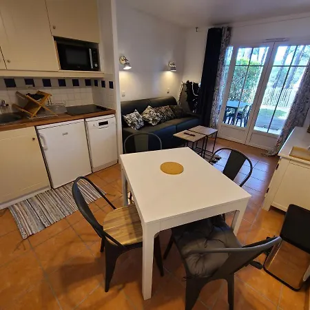Domaine Du Golf Avec Piscine Apartamento *